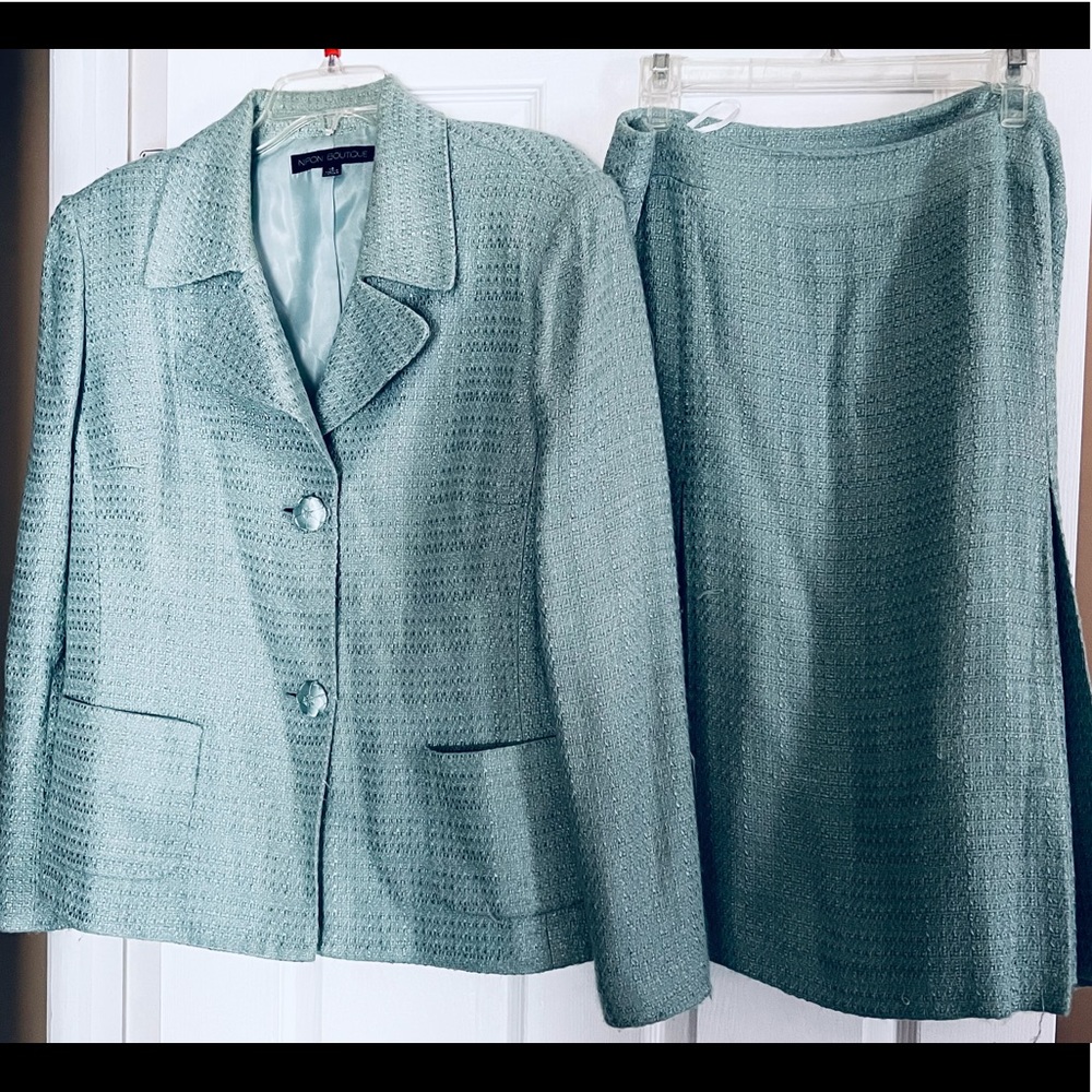 Spruce green wool and acrylic blended suit with the jacket and skirt.